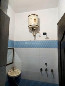 Bathroom Image of 1234 Sq.ft 1.5 BHK Independent House for rent in Mata Gujri Enclave, Kharar Mohali for Rs. 20000