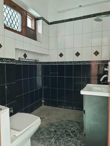 Common Bathroom Image of 4190 Sq.ft 4 BHK Independent House for rent in Janakpuri New Delhi for Rs. 125000