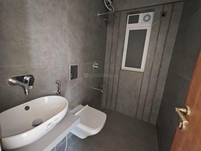 Bathroom Image of 700 Sq.ft 2 BHK Apartment / Flat for sale in Vile Parle West Mumbai for Rs. 28500000