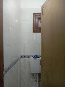 Common Bathroom One Image of 900 Sq.ft 2 BHK Apartment / Flat for rent in Sukhdev Vihar New Delhi for Rs. 40000