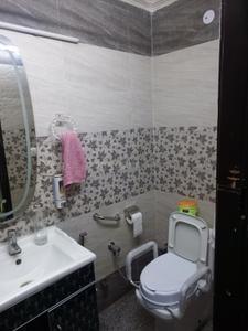 Bathroom Image of 2200 Sq.ft 4.5 BHK Apartment / Flat for sale in Kirpal Apartments, Patparganj New Delhi for Rs. 25500000