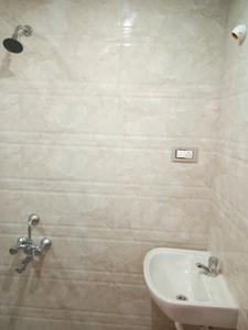 Bathroom Image of 1300 Sq.ft 3 BHK Independent House for rent in Madhanandapuram Chennai for Rs. 30000