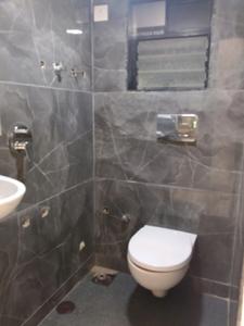 Common Bathroom Image of 722 Sq.ft 1 BHK Apartment / Flat for sale in Raj Shree Shashwat, Mira Road East Mira Bhayandar for Rs. 7300000