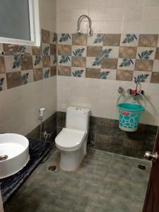 Bathroom Image of 2500 Sq.ft 3 BHK Builder Floor for rent in Gomti Nagar Lucknow for Rs. 30000