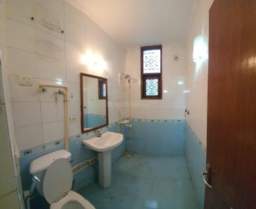 Bathroom Image of 1500 Sq.ft 3 BHK Apartment / Flat for rent in Parsvnath Prestige, Sector 93A Noida for Rs. 32500