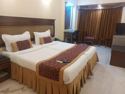 Bedroom Image of Urbanroomz Girls PG Nearby Dlf_Cybercity_Cyberhub in DLF Phase 2, Gurgaon