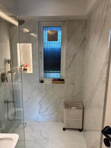 Bathroom Image of 750 Sq.ft 2 BHK Apartment / Flat for sale in Khar West Mumbai for Rs. 42500000