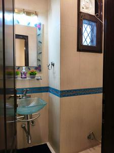 Common Bathroom Two Image of 3300 Sq.ft 4 BHK Builder Floor for rent in DLF Phase 3 Gurgaon for Rs. 150000