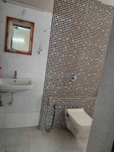 Bathroom Image of 2000 Sq.ft 3 BHK Apartment / Flat for sale in Jupiter tower, Bodakdev Ahmedabad for Rs. 14000000