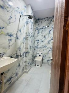 Bathroom Image of 1000 Sq.ft 2 BHK Builder Floor for rent in Uttam Nagar New Delhi for Rs. 16000