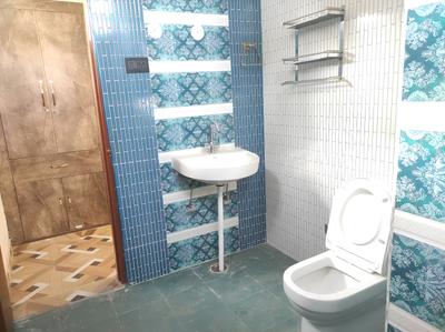 Bathroom Image of 1100 Sq.ft 1 BHK Builder Floor for rent in Tapovan Enclave Tarla Amwala Dehradun for Rs. 20000