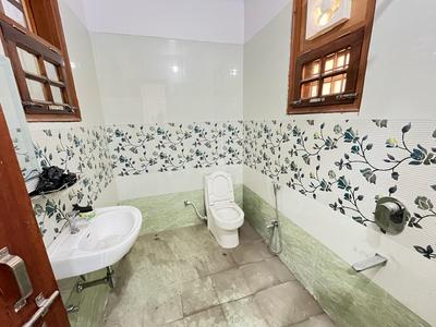 Bathroom Image of 1750 Sq.ft 3 BHK Builder Floor for rent in Gomti Nagar Lucknow for Rs. 20000