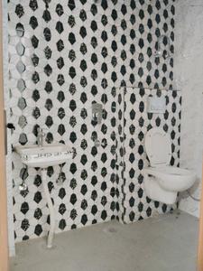 Common Bathroom Image of 1000 Sq.ft 2 BHK Apartment / Flat for sale in Neb Sarai New Delhi for Rs. 4500000