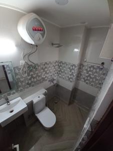 Bathroom Image of 1500 Sq.ft 1 BHK Builder Floor for rent in Sector 56 Gurgaon for Rs. 25000