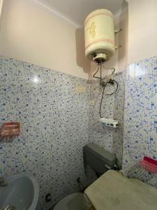 Bathroom Image of 900 Sq.ft 2 BHK Builder Floor for rent in Subhash Nagar New Delhi for Rs. 28000