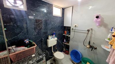Bathroom Image of 800 Sq.ft 2 BHK Apartment / Flat for rent in Kaushambi Ghaziabad for Rs. 21000