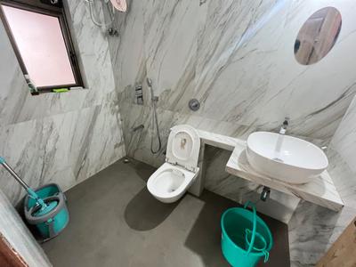 Bathroom Image of 810 Sq.ft 2 BHK Apartment / Flat for rent in Andheri East Mumbai for Rs. 60000