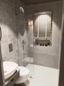 Bathroom Image of 737 Sq.ft 2 BHK Apartment / Flat for sale in Esto Arkis, Andheri West Mumbai for Rs. 22000000