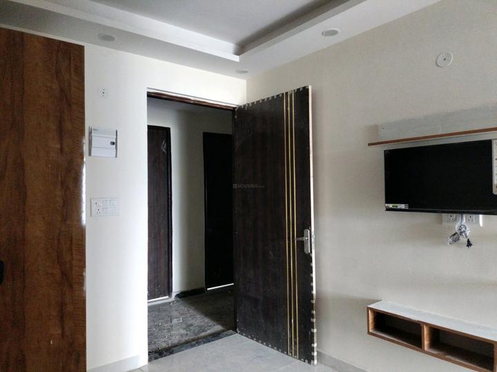 Shivi Inexpensive Studio Main Image 1