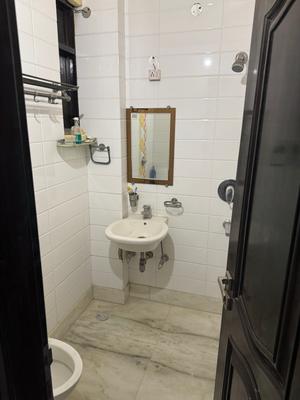 Bathroom Image of 750 Sq.ft 2 BHK Builder Floor for rent in Pitampura New Delhi for Rs. 28000