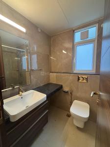 Bathroom Image of 1500 Sq.ft 3 BHK Apartment / Flat for rent in Smartworld Orchard, Sector 61 Gurgaon for Rs. 62500