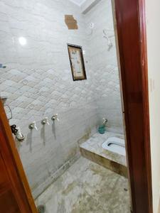 Bathroom Image of 1000 Sq.ft 3 BHK Builder Floor for rent in New Ashok Nagar New Delhi for Rs. 25000