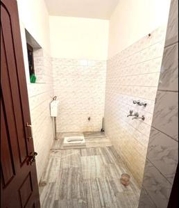 Bathroom Image of 1750 Sq.ft 3 BHK Apartment / Flat for rent in Maitripuram Gorakhpur for Rs. 20000
