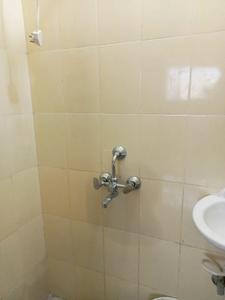 Common Bathroom One Image of 409 Sq.ft 1 BHK Apartment / Flat for rent in Lower Parel Mumbai for Rs. 45001