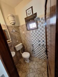 Bathroom Image of 550 Sq.ft 1 BHK Builder Floor for rent in RWA Lajpat Nagar 4 Colonies, Lajpat Nagar New Delhi for Rs. 21000