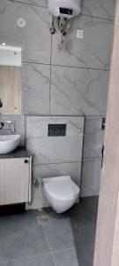 Bathroom Image of 1585 Sq.ft 2.5 BHK Apartment / Flat for sale in Tata Gurgaon Gateway, Sector 112 Gurgaon for Rs. 17900000