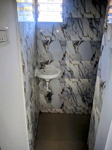 Bathroom Image of 1000 Sq.ft 3 BHK Apartment / Flat for sale in Tollygunge Kolkata for Rs. 3000000
