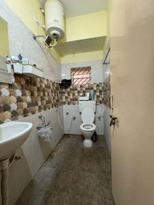 Bathroom Image of 400 Sq.ft 1 BHK Builder Floor for rent in Indira Nagar Bengaluru for Rs. 32000