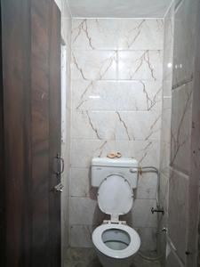 Common Bathroom One Image of 900 Sq.ft 2 BHK Apartment / Flat for sale in GH 14 DDA MIG, Paschim Vihar New Delhi for Rs. 11000000