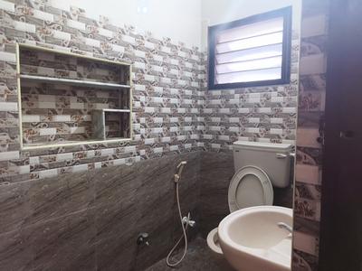 Bathroom Image of 1050 Sq.ft 2 BHK Builder Floor for rent in KK Nagar Madurai for Rs. 21000