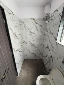Bathroom Image of 800 Sq.ft 2 BHK Apartment / Flat for rent in Rishabraj Saffron Peace, Borivali West Mumbai for Rs. 55000