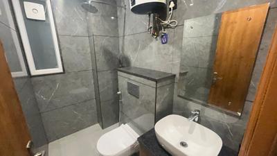 Bathroom Image of 580 Sq.ft 1 RK Builder Floor for rent in Greenwood Signatute Suites, Sector 46 Gurgaon for Rs. 23000