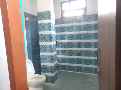 Bathroom Image of 1100 Sq.ft 1 BHK Builder Floor for rent in Tapovan Enclave Tarla Amwala Dehradun for Rs. 20000