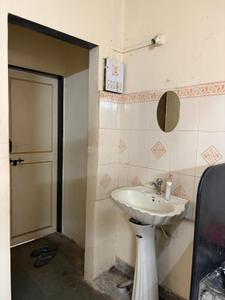 Bathroom Image of 500 Sq.ft 1 BHK Independent House for rent in Karve Nagar Pune for Rs. 16500