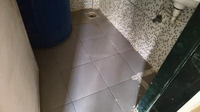 Bathroom Image of 320 Sq.ft 1 RK Apartment / Flat for rent in Borivali West Mumbai for Rs. 18000