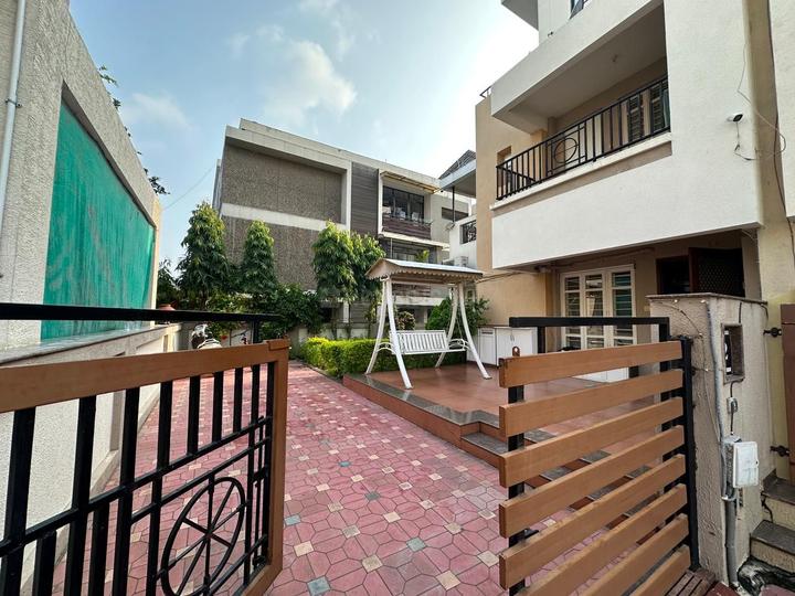 Sindhubhavan bunglow Balcony 1