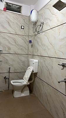 Bathroom Image of 700 Sq.ft 1 BHK Apartment / Flat for rent in Scheme No 114 Indore for Rs. 18000