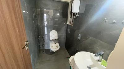 Bathroom Image of 425 Sq.ft 1 BHK Apartment / Flat for rent in Deraiya Iconico, Kurla East Mumbai for Rs. 45000
