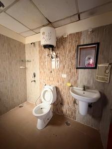 Bathroom Image of 2410 Sq.ft 4 BHK Apartment / Flat for sale in Amrapali Silicon City, Sector 76 Noida for Rs. 26900000