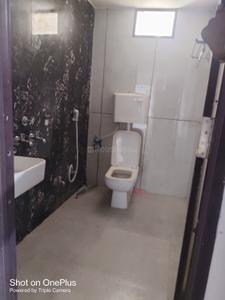Bathroom Image of 1500 Sq.ft 2 BHK Builder Floor for rent in Nipania Indore for Rs. 15000