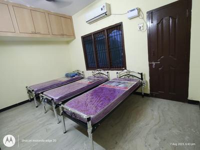 Bedroom Image of Rajeshwari ladies hostel  in Thirumullaivoyal, Chennai