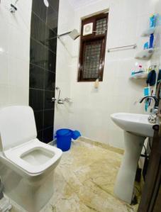 Bathroom Image of 760 Sq.ft 2 BHK Builder Floor for sale in Vikaspuri New Delhi for Rs. 7600000