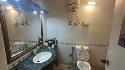 Bathroom Image of 1800 Sq.ft 2 BHK Builder Floor for rent in East Of Kailash New Delhi for Rs. 70000
