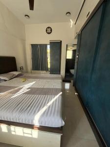 Bedroom Image of 520 Sq.ft 1 BHK Apartment / Flat for sale in Santacruz West Mumbai for Rs. 22500000