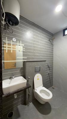 Bathroom Image of 700 Sq.ft 1 BHK Builder Floor for rent in Nipania Indore for Rs. 18500