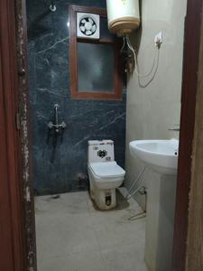 Common Bathroom Image of 800 Sq.ft 2 BHK Apartment / Flat for rent in Rajpur Khurd Village New Delhi for Rs. 25000